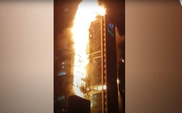 VIDEO: Horiaca 33-poschodová budova sa rozpadala juhokórejčanom pred očami. Obrovský požiar si vraj nevyžiadal obete na životoch
