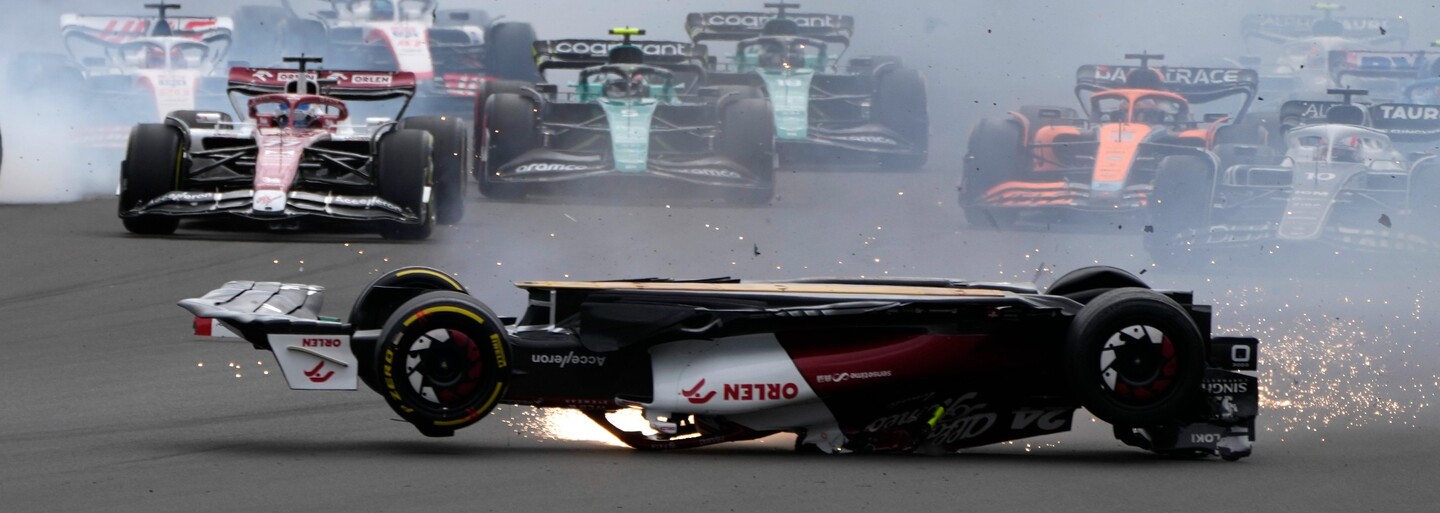 VIDEO: Děsivá nehoda v F1. Pilot klouzal vzhůru nohama a jeho monopost skončil téměř až na tribuně