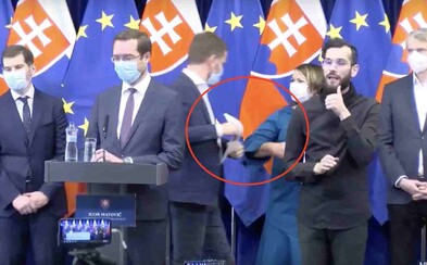 Video: Igor Matovič sa po tlačovke zdravil s kolegami lakťami, novodobý pozdrav si obľúbili aj členovia krízového štábu a hygienik Video: Igor Matovič sa po tlačovke zdravil s kolegami lakťami, novodobý pozdrav si obľúbili aj členovia krízového štábu a hygienik