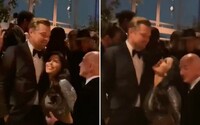 VIDEO: Internet se baví přítelkyní Jeffa Bezose, která se s obdivem vrhla na Leonarda DiCapria. Nedokázala skrývat nadšení 