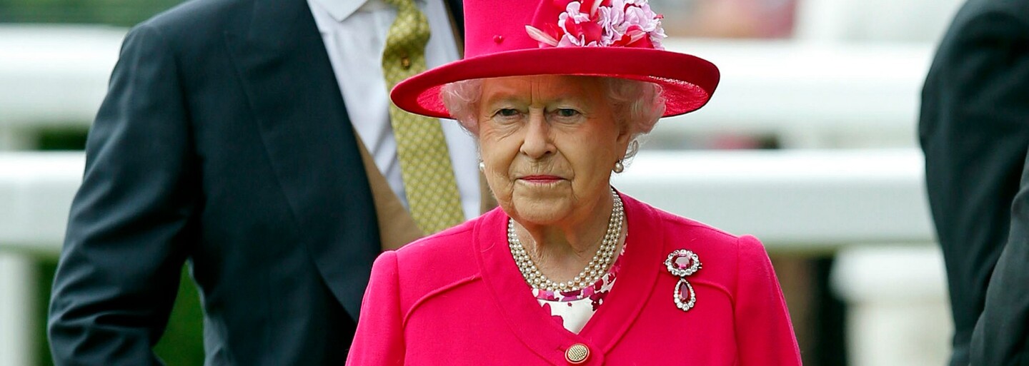 VIDEO: Irští fotbaloví fanoušci slavili skon britské královny. „Líza už je v bedně,“ zpívali