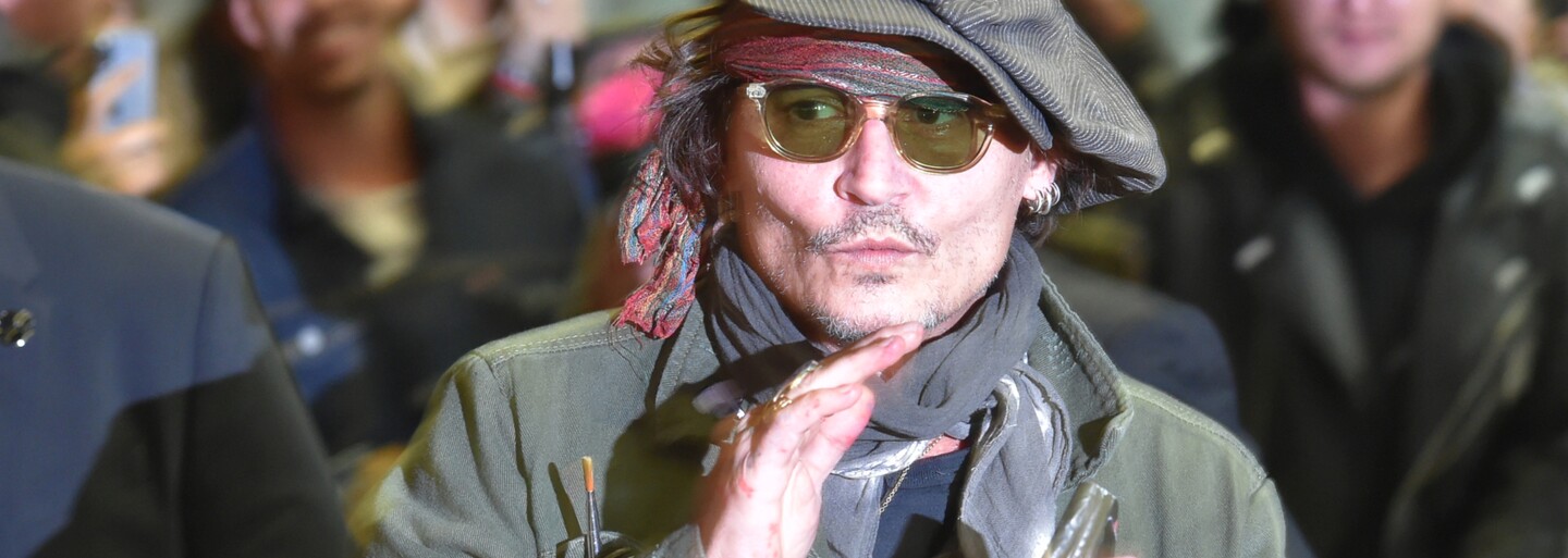 VIDEO: Johnny Depp prišiel do Karlových Varov. S fanúšikmi si na ulici zavtipkoval