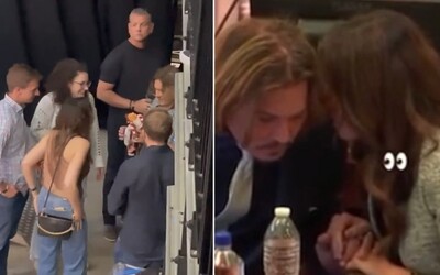 VIDEO: Johnny Depp sa v Prahe stretol so svojou právničkou Camille Vasquezovou. Počas súdu s Heard sa špekulovalo, že spolu randia