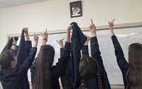 Video: K protestům v Íránu se přidávají studentky. Odhazují hidžáby a ukazují vztyčené prostředníčky
