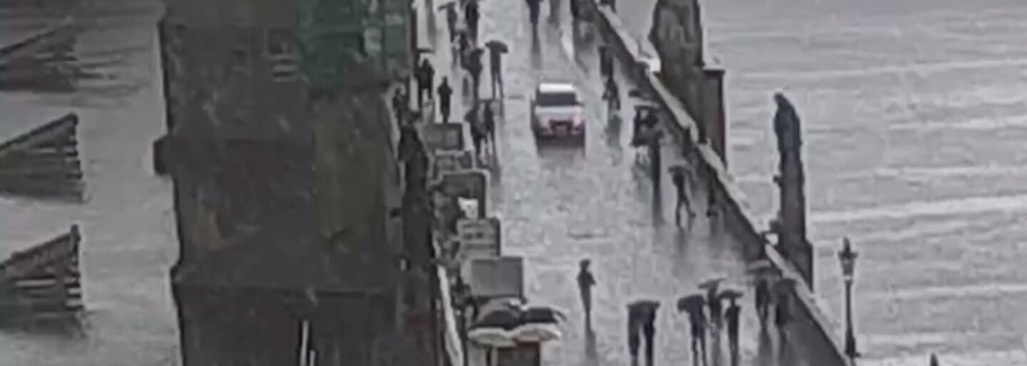 VIDEO: Karlův most projel autem, dostal tučnou pokutu