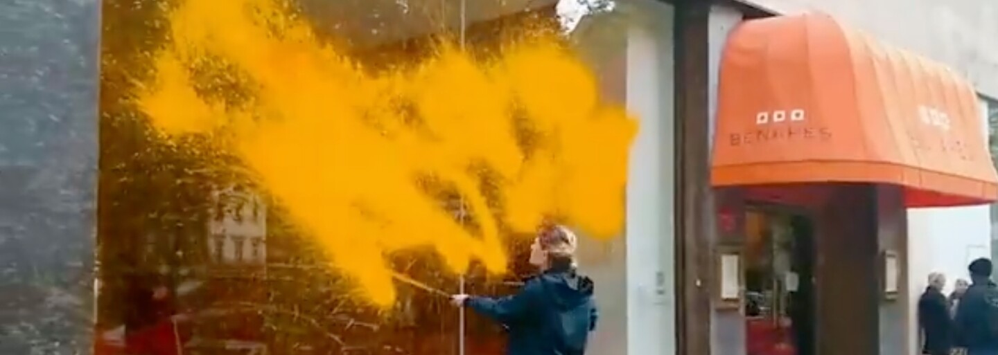 VIDEO: Klimatické aktivistky nastříkaly oranžovou barvu na londýnské autosalony Bugatti a Ferrari
