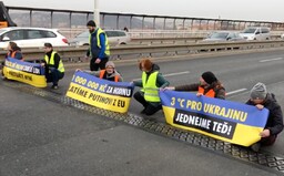 VIDEO: Klimatičtí aktivisté opět blokovali dopravu v Praze. Naštvaný řidič na Nuselském mostě jim sebral transparenty
