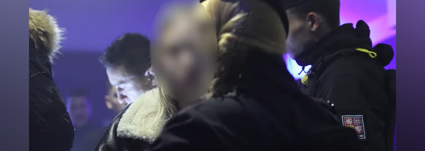 VIDEO: Klub v Praze pořádal soutěž o to, kdo nadýchá víc. Opilo se 29 mladistvých, šestnáctiletá dívka měla přes 2 promile