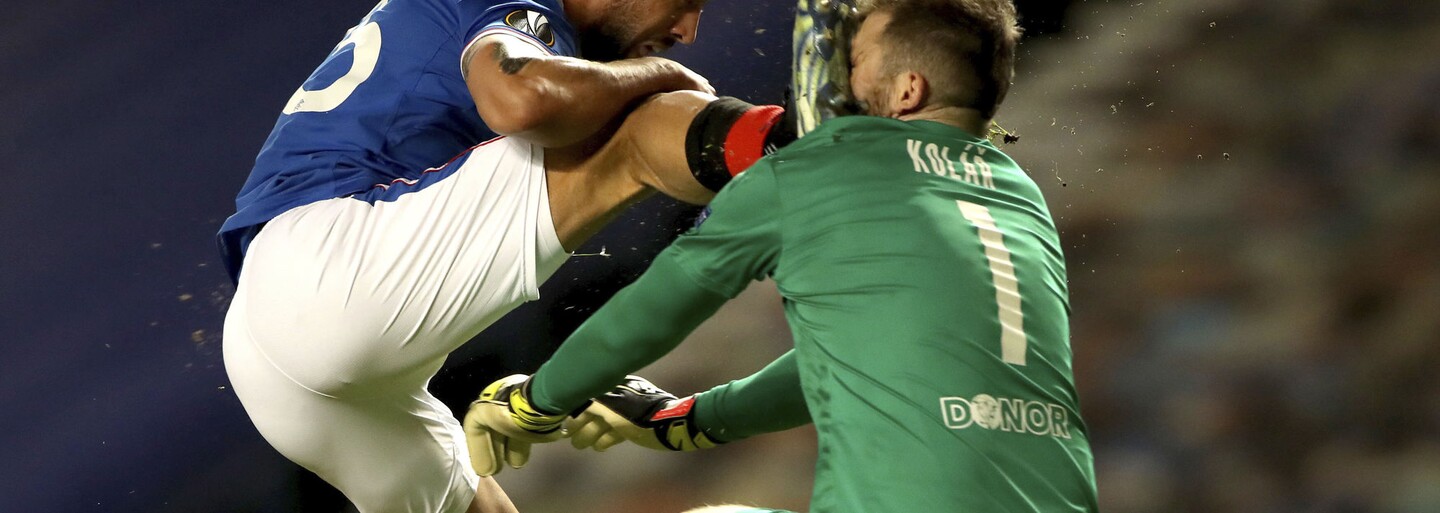 Video: Kopanec do hlavy ho vyšiel draho. Za skrvavenú tvár brankára dostal červenú kartu
