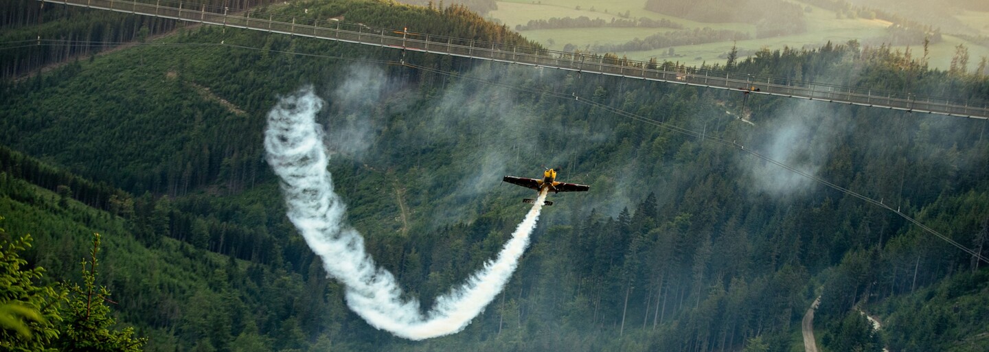 VIDEO: Letecká show u Sky Bridge. Martin Šonka předvedl další skvělou akci