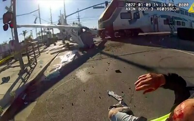 VIDEO: Lietadlo núdzovo pristálo na železničnom priecestí. O pár minút doň vrazil vlak, pilota v poslednej chvíli vytiahli