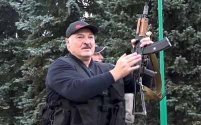 VIDEO: Lukašenko a jeho 15letý syn Kolja se procházeli po Minsku s útočnými puškami