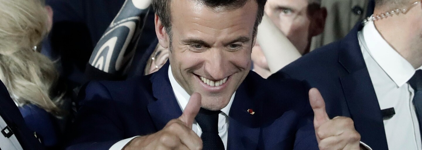 VIDEO: Macron čelí kritice. Když v přímém přenosu mluvil o kontroverzní reformě, pod stolem si sundal luxusní hodinky