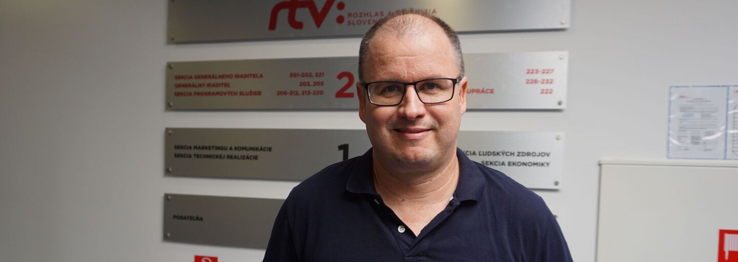 VIDEO: Marcel Merčiak vulgárne vynadal kolegovi na uniknutej nahrávke zo štúdia RTVS. Nervy mu praskli po nevydarenom vstupe