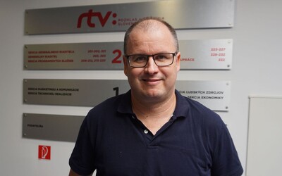 VIDEO: Marcel Merčiak vulgárne vynadal kolegovi na uniknutej nahrávke zo štúdia RTVS. Nervy mu praskli po nevydarenom vstupe