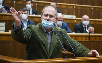 VIDEO: Marian Kotleba blokoval rečnícky pult, museli ho vykázať zo sály. Premiér je psychopat, kričal v parlamete VIDEO: Marian Kotleba blokoval rečnícky pult, museli ho vykázať zo sály. Premiér je psychopat, kričal v parlamete
