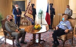 VIDEO: Miloš Zeman jmenoval Romana Prymulu ministrem. Na oficiálním záznamu je ale slyšet jen šum
