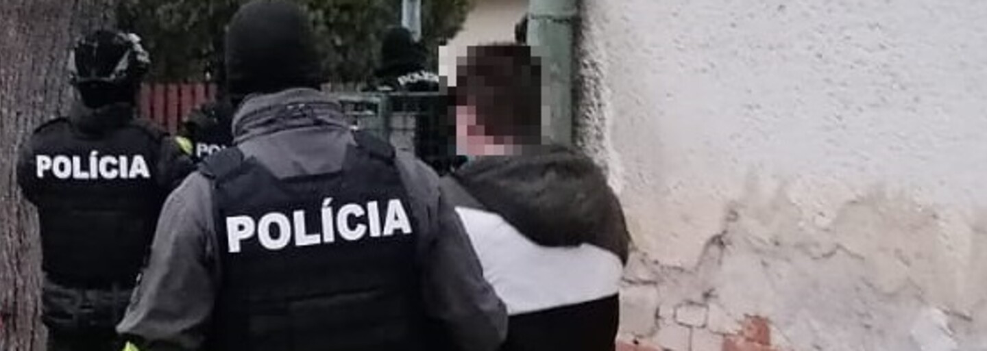 VIDEO: Mladík hodil do mestských policajtov v centre Bratislavy veľký kovový stôl. Prišli nás len upozorniť, tvrdí svedok