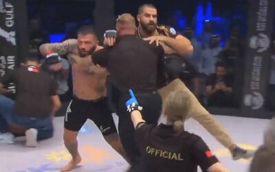 VIDEO: MMA rozhodca po roztržke v klietke doslova odniesol agresívneho zápasníka aj s trénerom holými rukami do ich rohu 