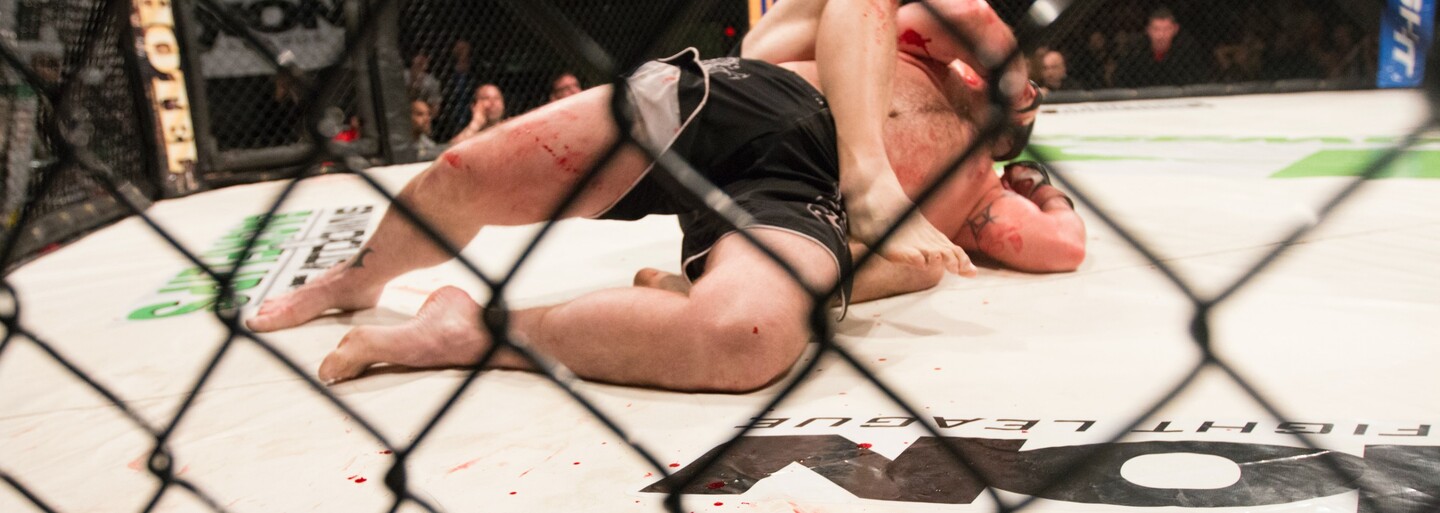 VIDEO: MMA zápasník mohl kontumačně vyhrát, ale rozhodl se v boji pokračovat. Soupeře drtivě porazil