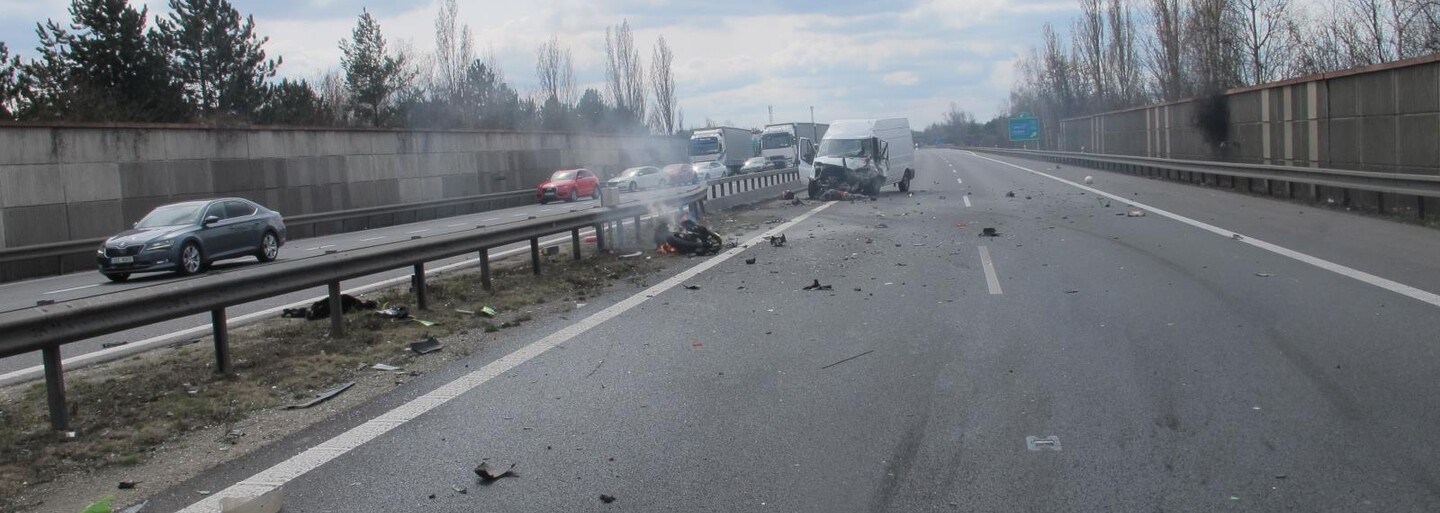 VIDEO: Muž se na D5 řítil v protisměru, po čelním nárazu do dodávky na místě zemřel