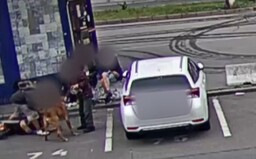 VIDEO: Muž v Brně surově zbil ženu uprostřed města. Na zemi ji kopal do hlavy a mlátil pěstmi