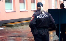 VIDEO: Muž v Karviné chtěl na Silvestra udělat pořádek, s pistolí vyběhl na tři lidi pouštějící petardy
