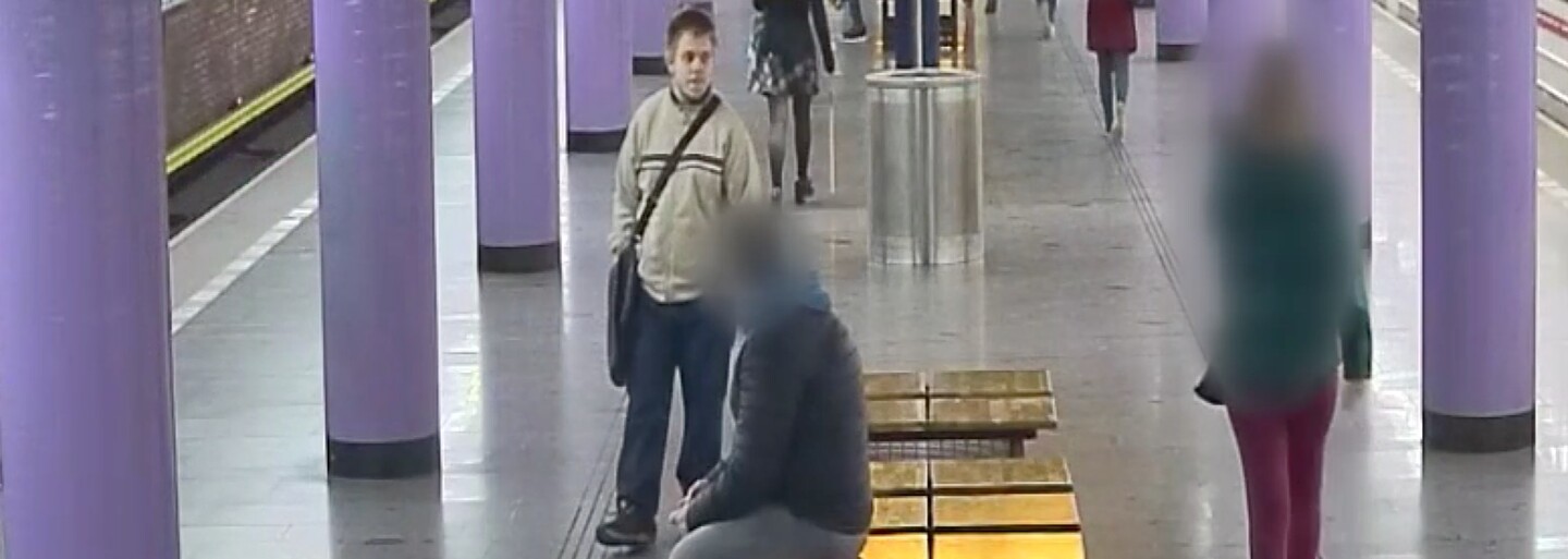 Video: Muž v Praze obtěžoval mladou cestující v metru, policie po něm pátrá
