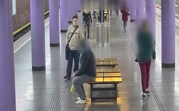 Video: Muž v Praze obtěžoval mladou cestující v metru, policie po něm pátrá