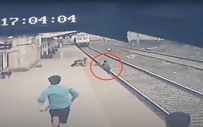 VIDEO: Muž zachránil dieťa, ktoré spadlo na koľajnice. Ešte sekundu a oboch by zrazil vlak