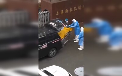 VIDEO: Muže v Šanghaji považovali za mrtvého, cestou do márnice zjistili, že žije. Kvůli incidentu bylo několik lidí propuštěno