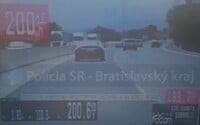VIDEO: Na ceste do Bratislavy uháňala Tesla rýchlosťou 200 km/h. Šofér zaplatil pokutu na mieste