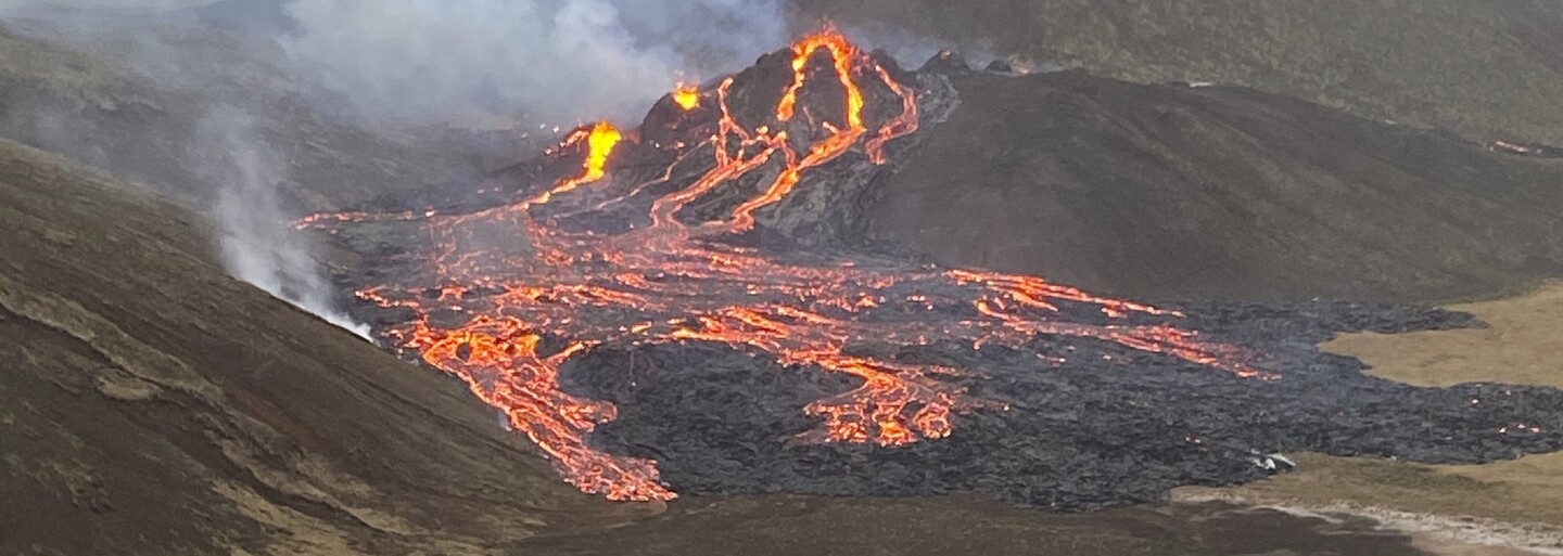 VIDEO: Na jihovýchodě Islandu po 800 letech vybuchla sopka. Okolí Reykjavíku zaplavily proudy lávy