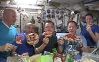 VIDEO: Na vesmírnej stanici to žilo, astronauti si spravili pizzovú párty vo vesmíre. Vo vzduchu lietali kúsky pizze