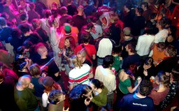 VIDEO: Na zakázané party v Praze šňupali kokain a ve stories označili policii. Ta do baru přijela a večírek ukončila