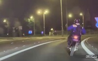 VIDEO: Naháňačka ako v GTA. Motocyklista v Komárne unikal pred policajnou hliadkou, našli mu striekačky s podozrivou látkou