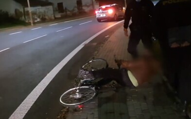 VIDEO: Namol opilý cyklista kličkoval skoro 10 kilometrů po silnici. Když ho policisté zastavili, sesunul se k zemi VIDEO: Namol opilý cyklista kličkoval skoro 10 kilometrů po silnici. Když ho policisté zastavili, sesunul se k zemi