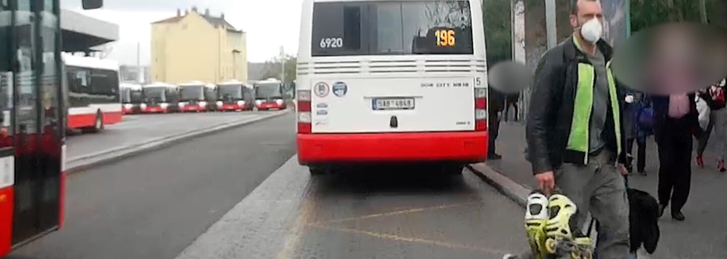 VIDEO: Naštvaný bruslař rozbil v Praze dveře autobusu bruslí. Hrozí mu rok vězení