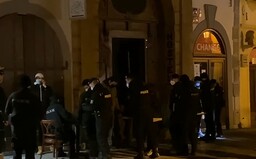 VIDEO: Nelegální party v centru Prahy s desítkami lidí zarazili těžkooděnci. Policie našla i drogy