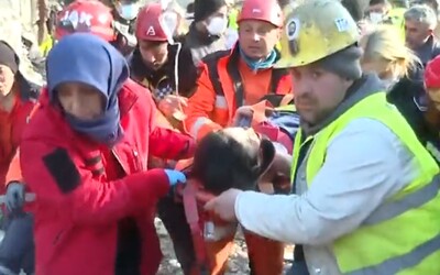 VIDEO: Ničivé zemetrasenie v Turecku zázrakom prežila žena s dvoma deťmi. Šancu na prežitie mali takmer nulovú