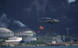 VIDEO: Na Kubě vypukl obrovský požár zásobníků paliva. Tragédii způsobil blesk