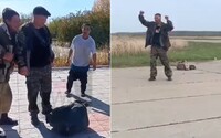 VIDEO: Opití mobilizovaní Rusi ledva stoja na nohách. Internet zaplavili videá, ktoré ukazujú alkoholizmus u povolaných vojakov