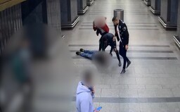 VIDEO: Parta násilníků zbila a okradla v nouzovém stavu muže v pražském metru. Hrozí jim až osmiletý trest
