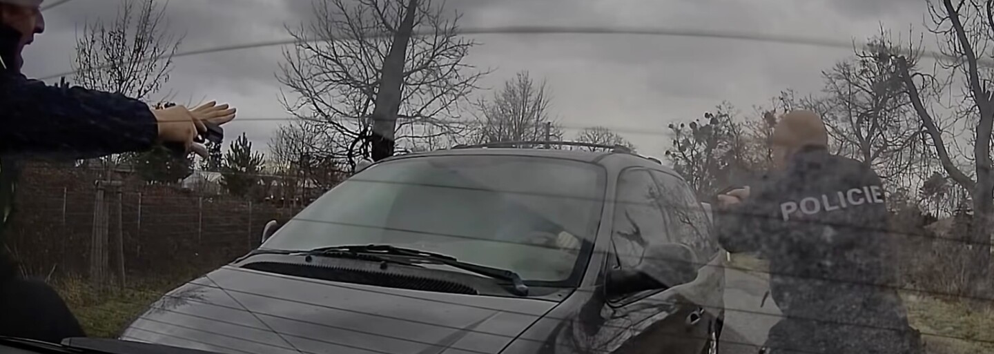 VIDEO: Pašerák migrujících osob ujížděl policistům na Břeclavsku s devíti lidmi v autě. Policie jich zadržela celkem padesát