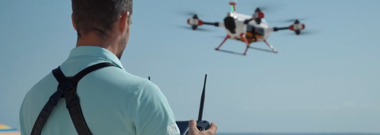 VIDEO: Plavčík zachránil topícího se chlapce pomocí dronu
