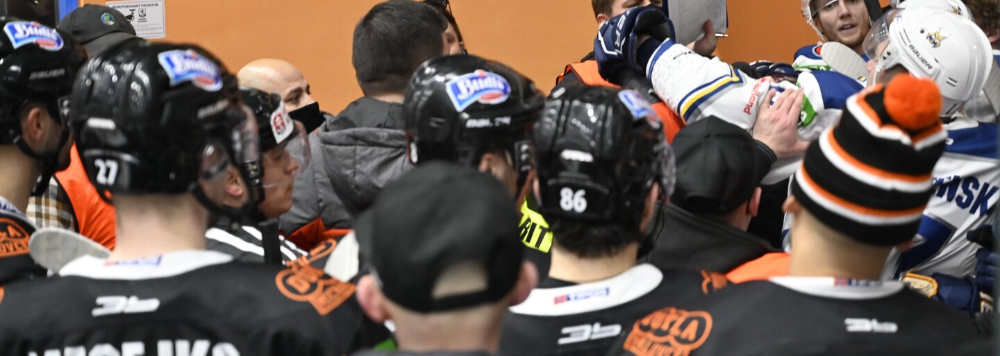 VIDEO: Po zápase hokejovej extraligy sa pobili hráči aj usporiadatelia. Zasahovať musela polícia