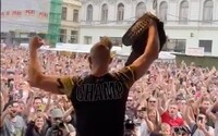 VIDEO: Podívej se, jak šampiona UFC Jiřího Procházku v Brně vítaly tisíce nadšených fanoušků