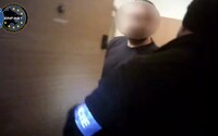 VIDEO: Polícia zverejnila autentické video zo zadržania Kočnerovho kumpána Štefana Agha. Ukrýval sa v byte svojich známych