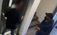 VIDEO: Polícia zverejnila nové zábery zlodejov z bytu Dominiky Cibulkovej. Takto si obzerali okolie deň pred lúpežou
