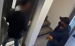 VIDEO: Polícia zverejnila nové zábery zlodejov z bytu Dominiky Cibulkovej. Takto si obzerali okolie deň pred lúpežou